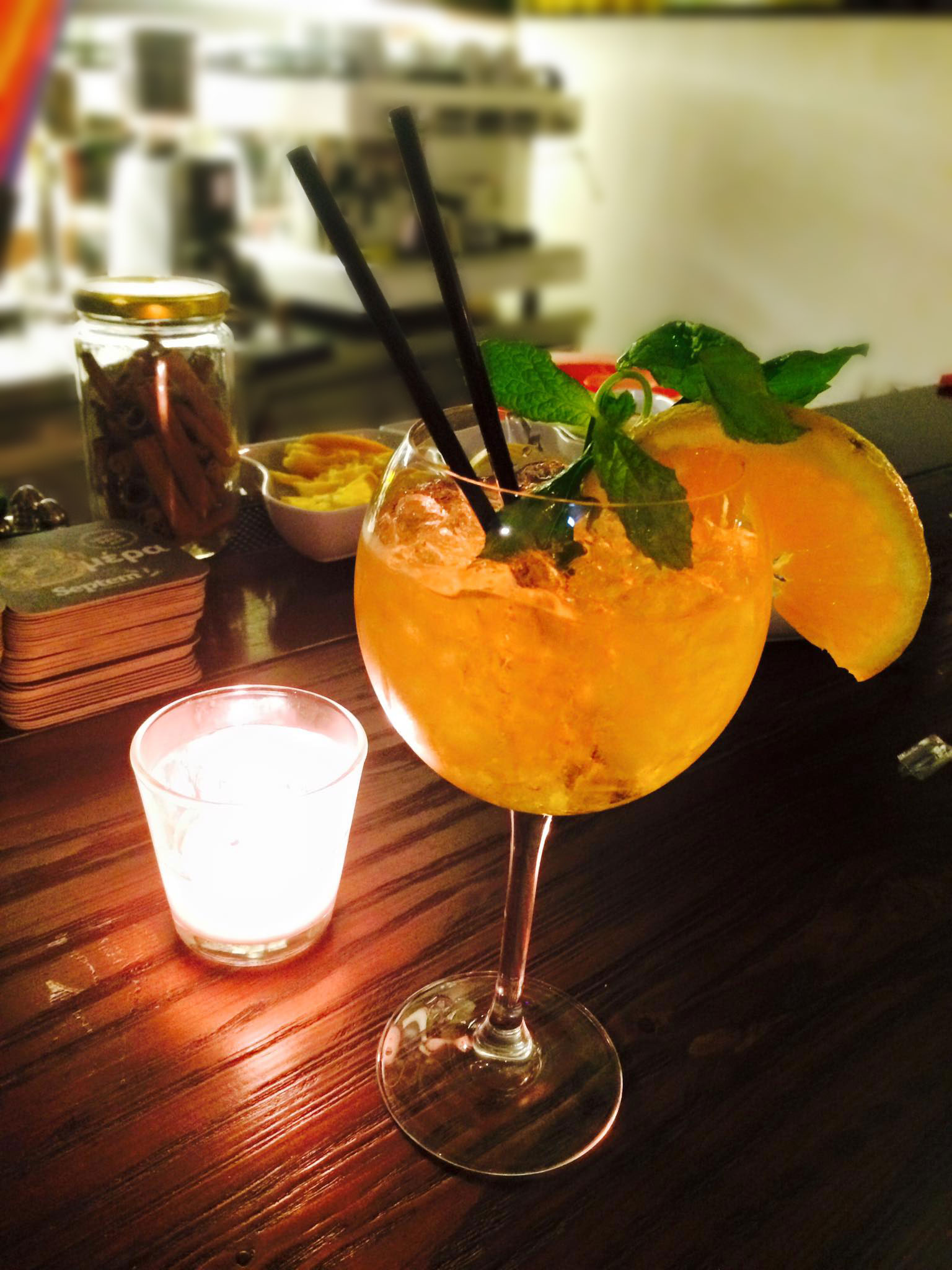 Cocktails spéciaux au bar Pano Kato